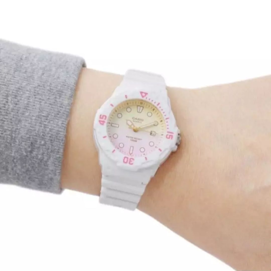 casio-LRW-200H-4E2VDR-wrist