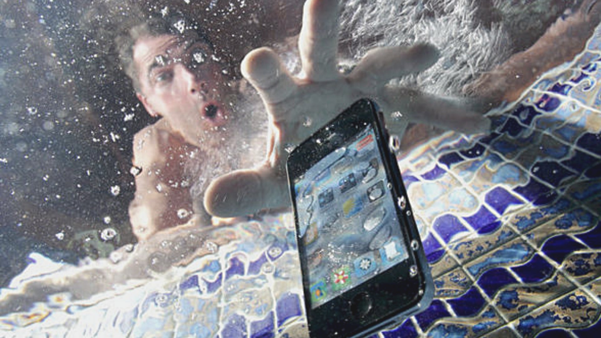Save Your Drown Smartphones - GadgetiCloud blog waterproof splash proof IPX4 IPX7