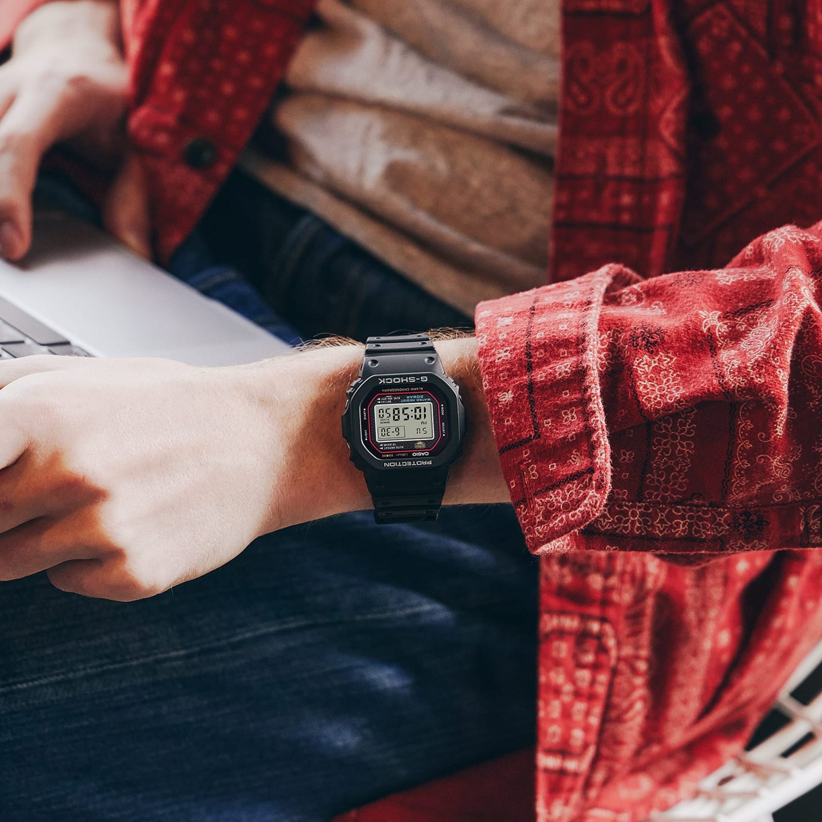 CASIO-DW-5000R-1AER-lifestyle-7