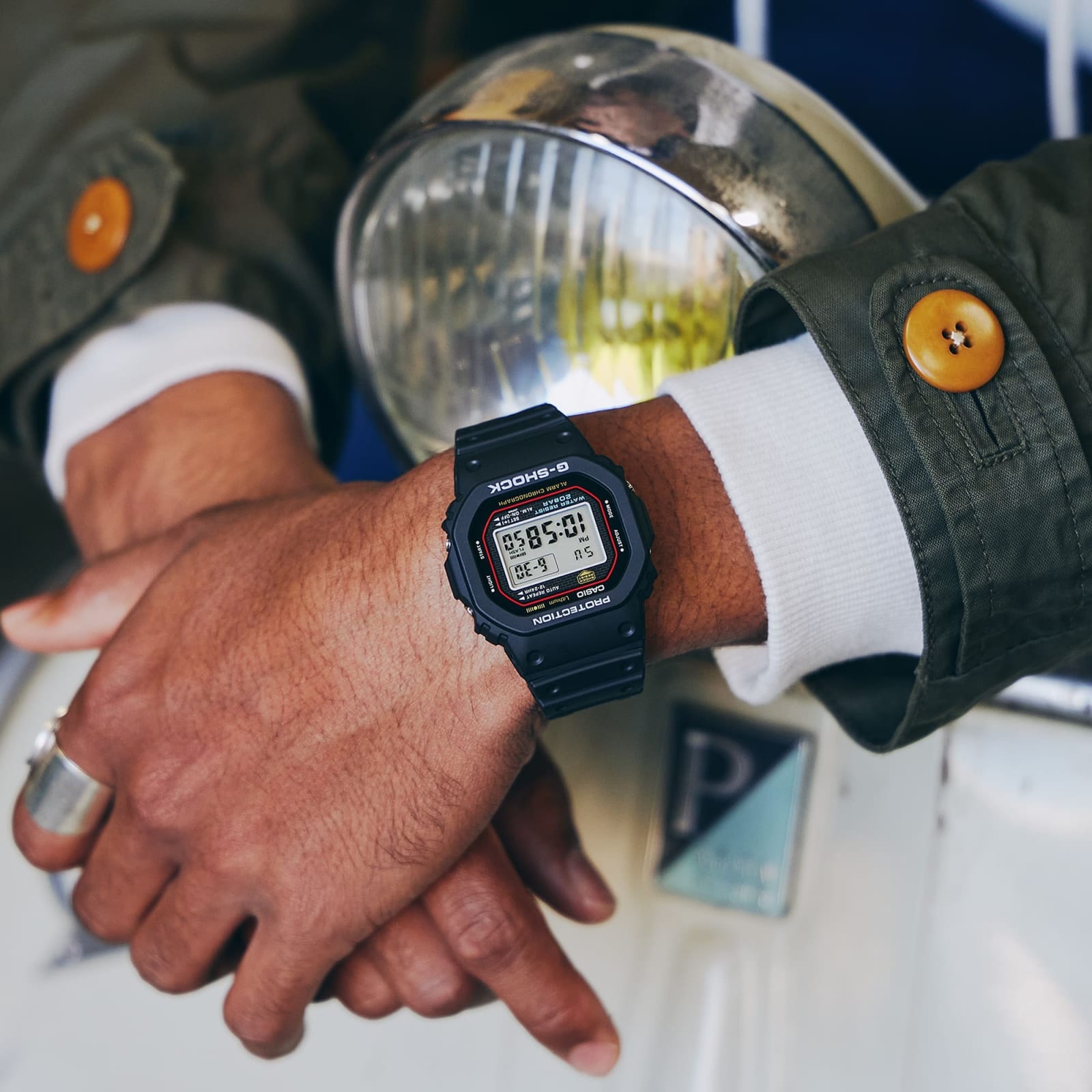 CASIO-DW-5000R-1AER-lifestyle-8