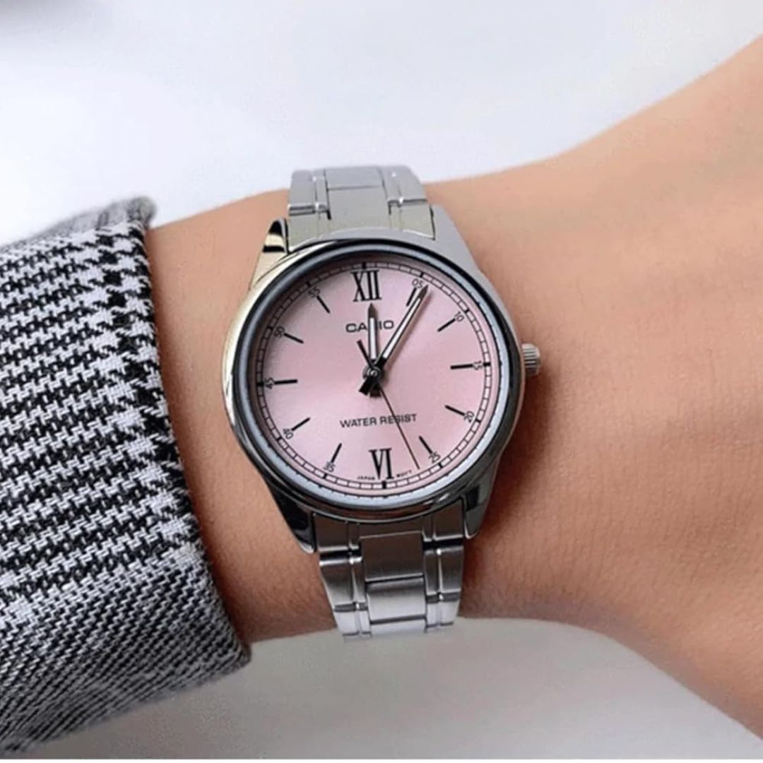 casio-LTP-V005D-4B2UDF-wrist