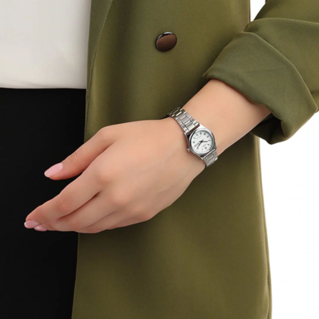 casio-LTP-V006D-7BUDF-wrist