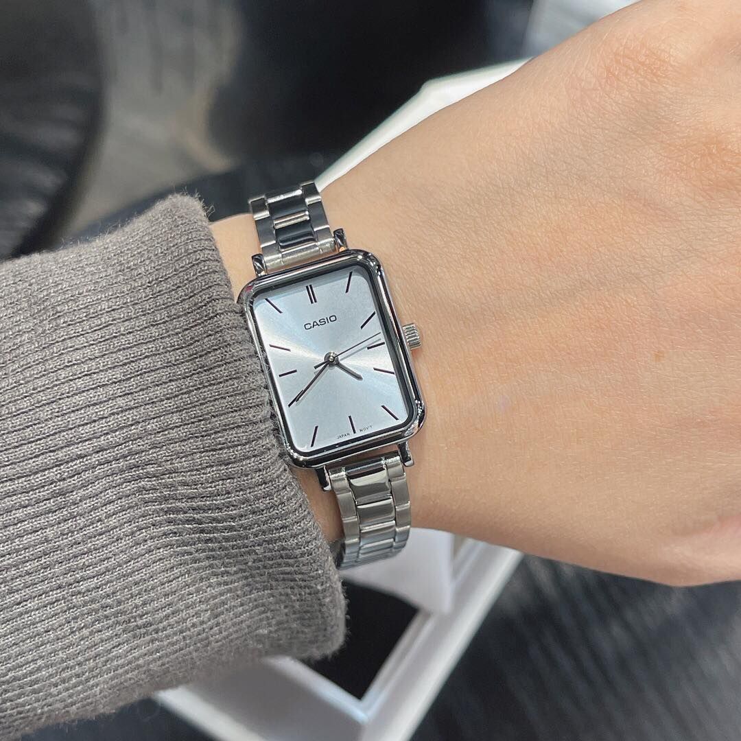 casio-LTP-V009D-2EUDF-wrist
