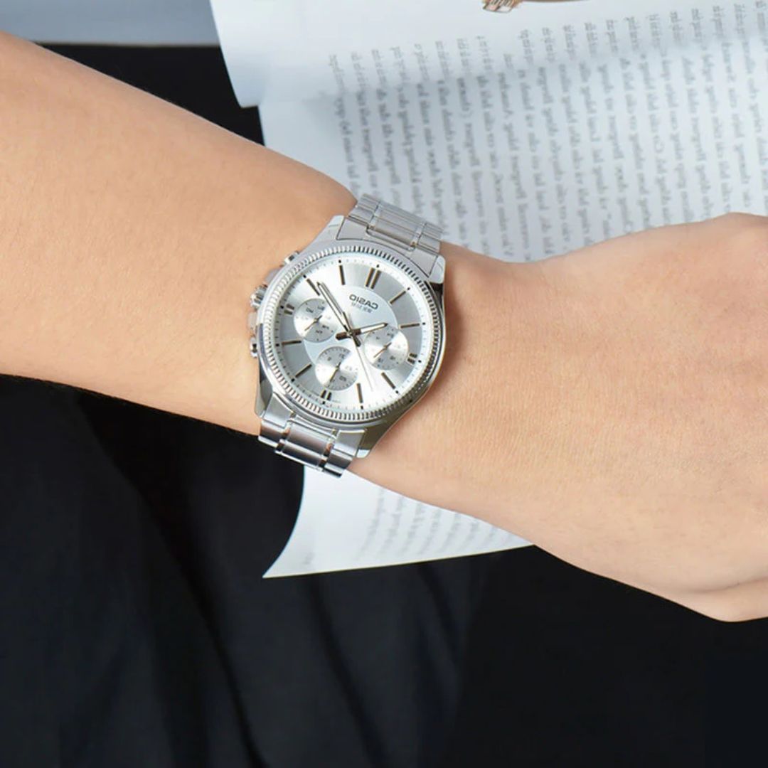 casio-MTP-1375D-7AVDF-wrist