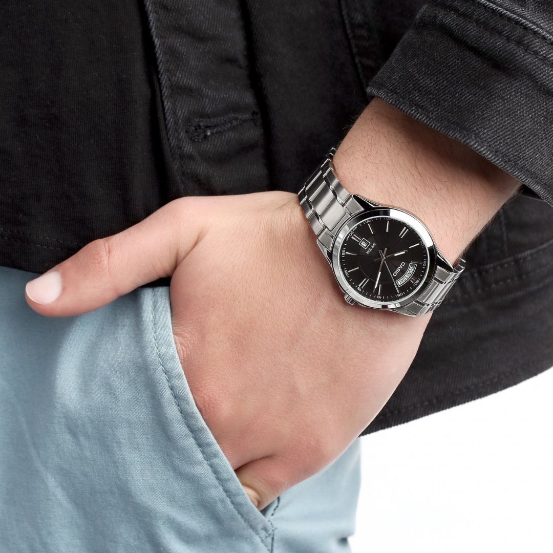casio-MTP-1381D-1AVDF-wrist
